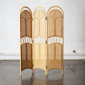 Bibliothèque Italienne, table de ferme, enfilade, rotin vintage, commode pieds compas, chaise bistrot, fauteuil EMU