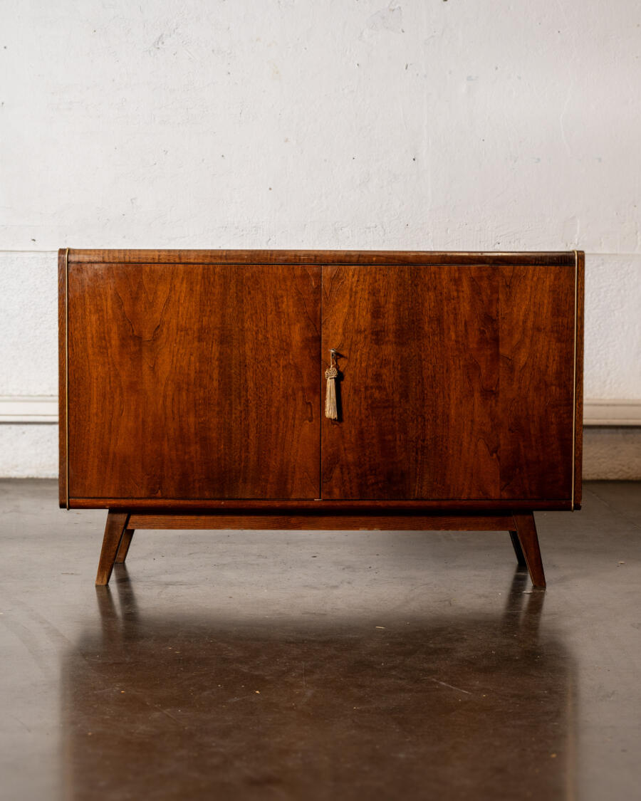 buffet italien, commode Jiroutek, chevet artdéco, chaises suman, chaise bistrot, rotin vintage, bibliothèque vintage, vaisselle ancienne, table de campagne