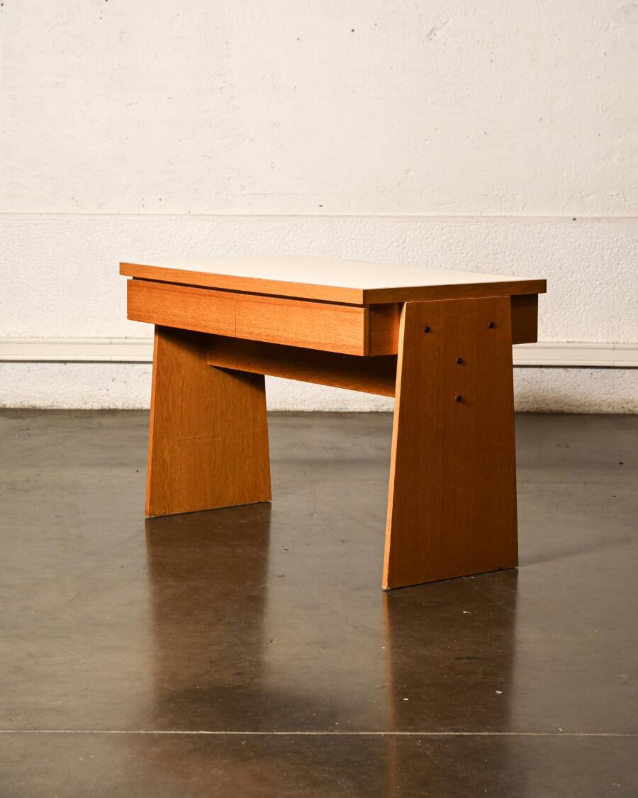 Bibliothèque vintage, miroir vintage, commode vintage, rotin vintage, fauteuil boomerang, fauteuil scandinave, porte manteau vintage, chaise vintage, table vintage, table de ferme, buffet de campagne, mobilier interlubke, chaises vintage, bureau vintage