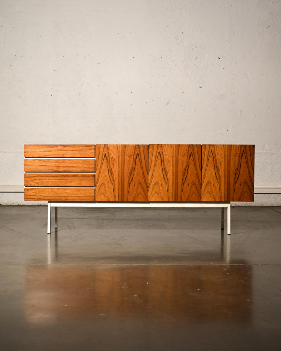 Bibliothèque vintage, miroir vintage, commode vintage, rotin vintage, fauteuil boomerang, fauteuil scandinave, porte manteau vintage, chaise vintage, table vintage, table de ferme, buffet de campagne, mobilier interlubke, chaises vintage, bureau vintage