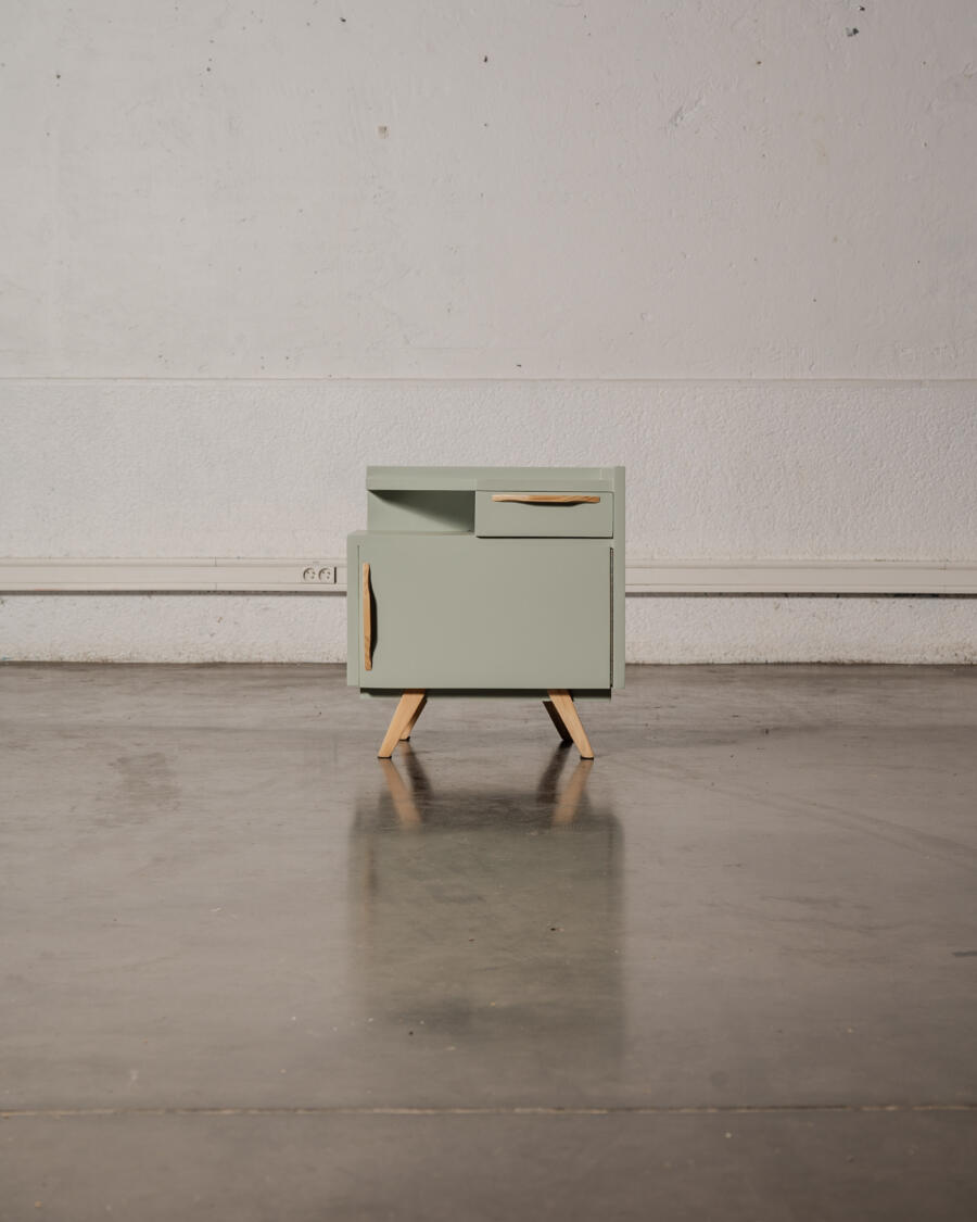 chevet vintage, commode vintage, bibliothèque vintage, buffet de campagne , lampe vintage, vaisselle ancienne, table de ferme, enfilade, buffet jiroutek