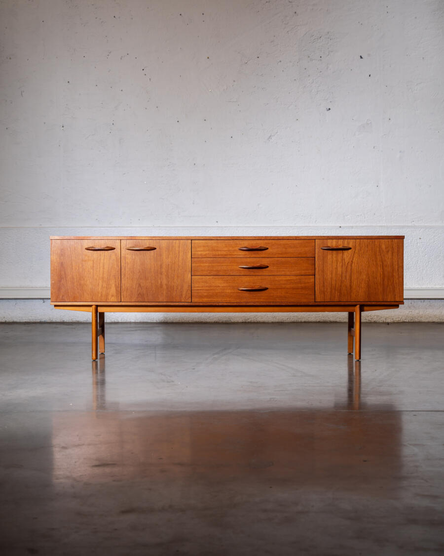 table asse en teck, table fishtail, enfilade anglaise, enfilade fers, room divider, commode en teck, tables basses gigognes, table ronde vintage, chaise vintage