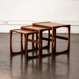 table asse en teck, table fishtail, enfilade anglaise, enfilade fers, room divider, commode en teck, tables basses gigognes, table ronde vintage, chaise vintage