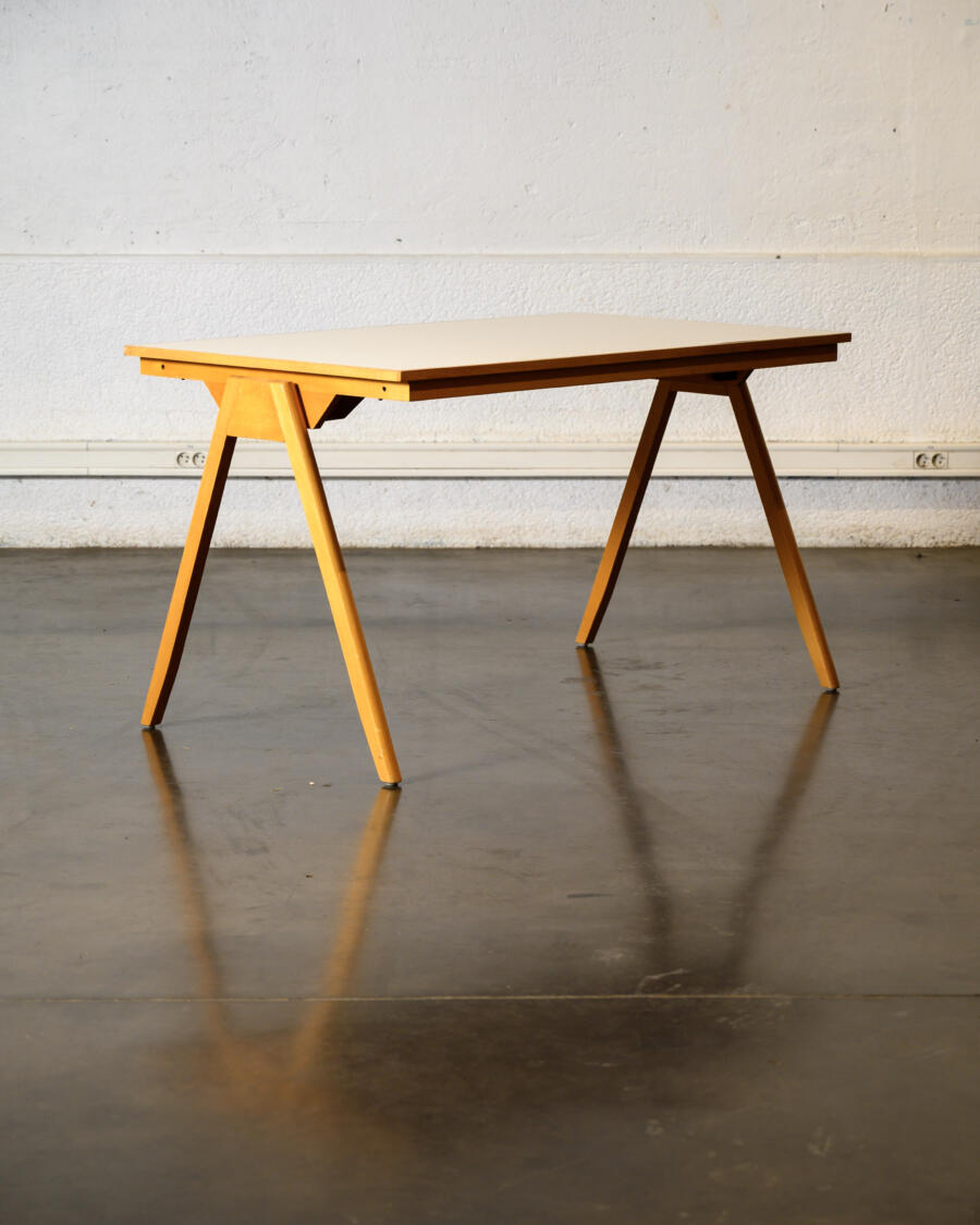 Bureau vintage,bureau suédois,buffet Jiroutek,table fishtail,enfilade