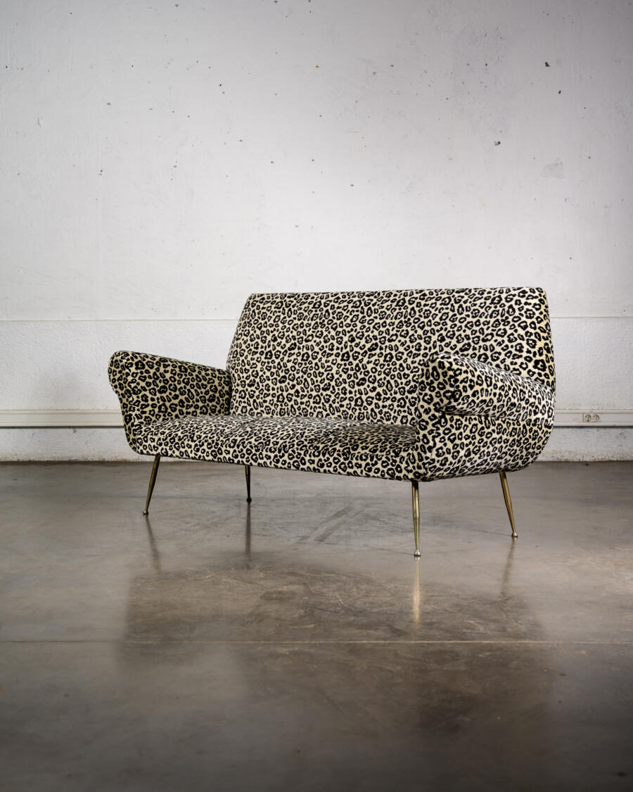 buffet jiroutek, Enfilade Jiroutek, chaises vintage, rotin vintage, table vintage, lampadaire vintage, canapé léopard