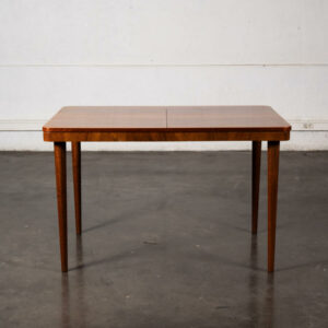 table halabala, buffet jiroutek, fauteuil boomerang, chaise bistrot, lampadaire, meuble de campagne