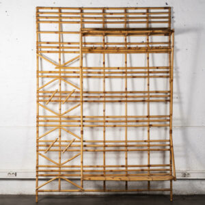 Porte manteau en bambou, suspension en rotin, table vintage à rallonge, chaise bistrot, chaise vintage, buffet jiroutek, meuble de métier, chaise Bruno rey