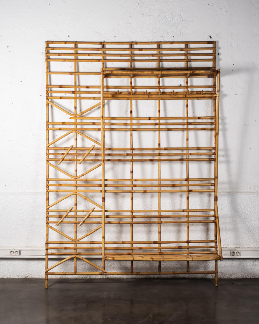 Porte manteau en bambou, suspension en rotin, table vintage à rallonge, chaise bistrot, chaise vintage, buffet jiroutek, meuble de métier, chaise Bruno rey