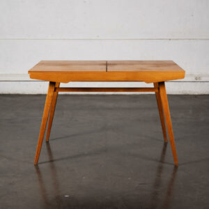 table halabala, buffet jiroutek, fauteuil boomerang, chaise bistrot, lampadaire, meuble de campagne