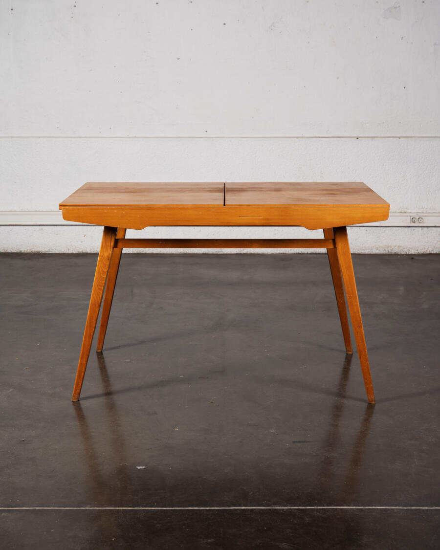 table halabala, buffet jiroutek, fauteuil boomerang, chaise bistrot, lampadaire, meuble de campagne