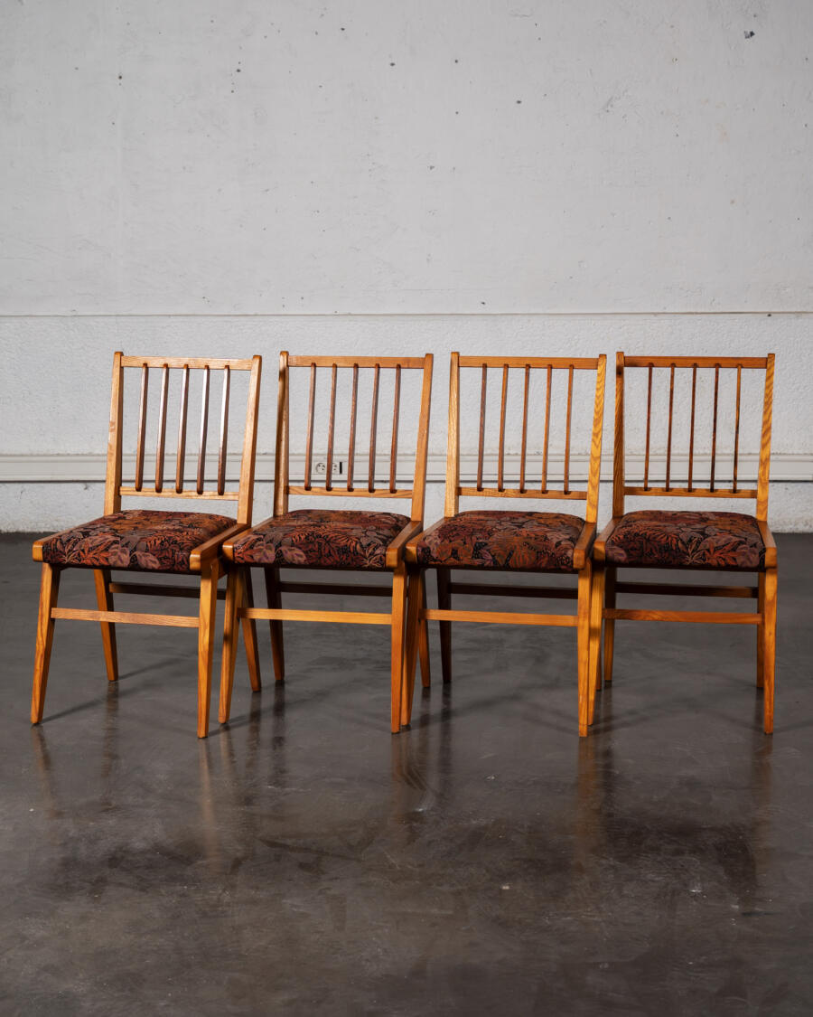 table halabala, buffet jiroutek, fauteuil boomerang, chaise bistrot, lampadaire, meuble de campagne