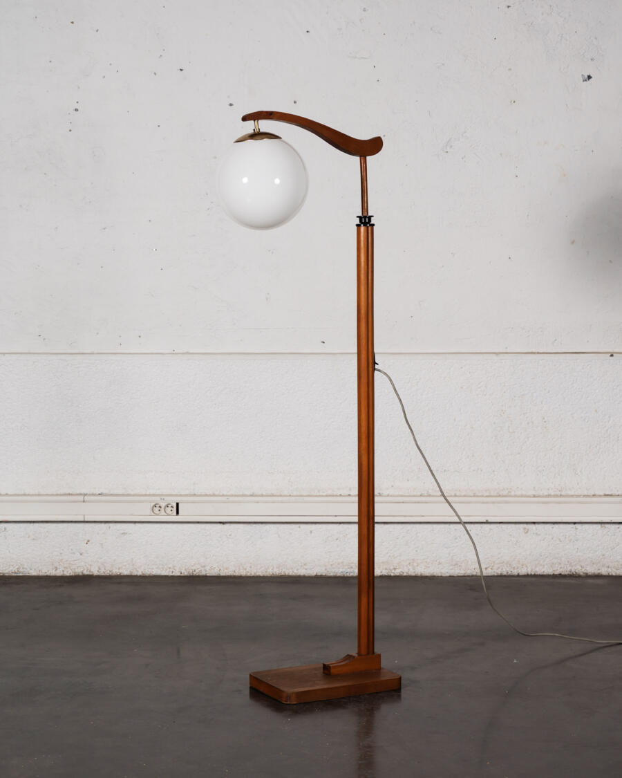 table halabala, buffet jiroutek, fauteuil boomerang, chaise bistrot, lampadaire, meuble de campagne