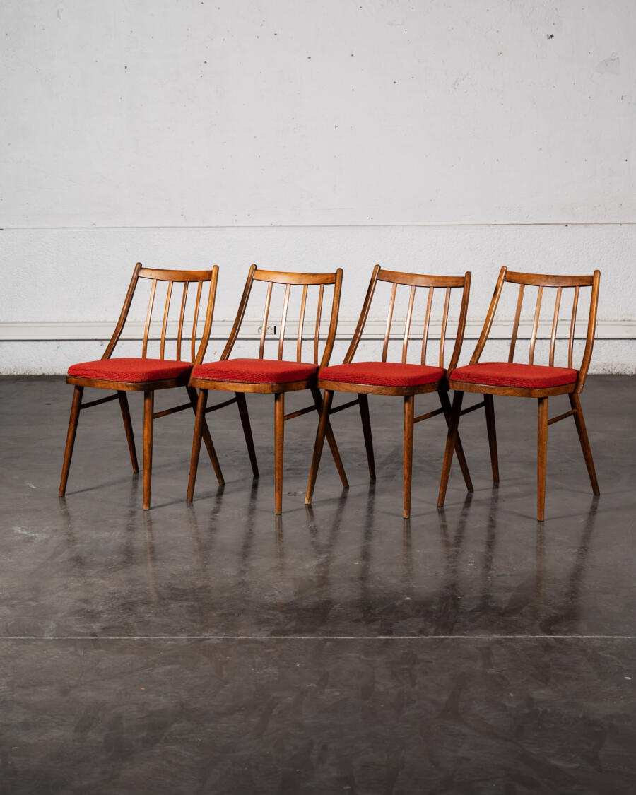 table halabala, buffet jiroutek, fauteuil boomerang, chaise bistrot, lampadaire, meuble de campagne