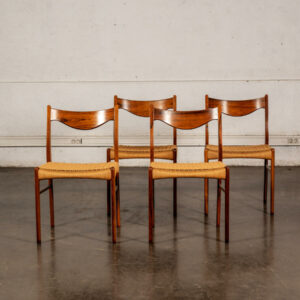 Canapé Arne Vodder, fauteuil Arne Vodder, table à rallonge en palissandre, table vintage, rotin vintage, chaises Arne Wahl Iversen, table basse vintage, fauteuil boomerang, buffet Jiroutek