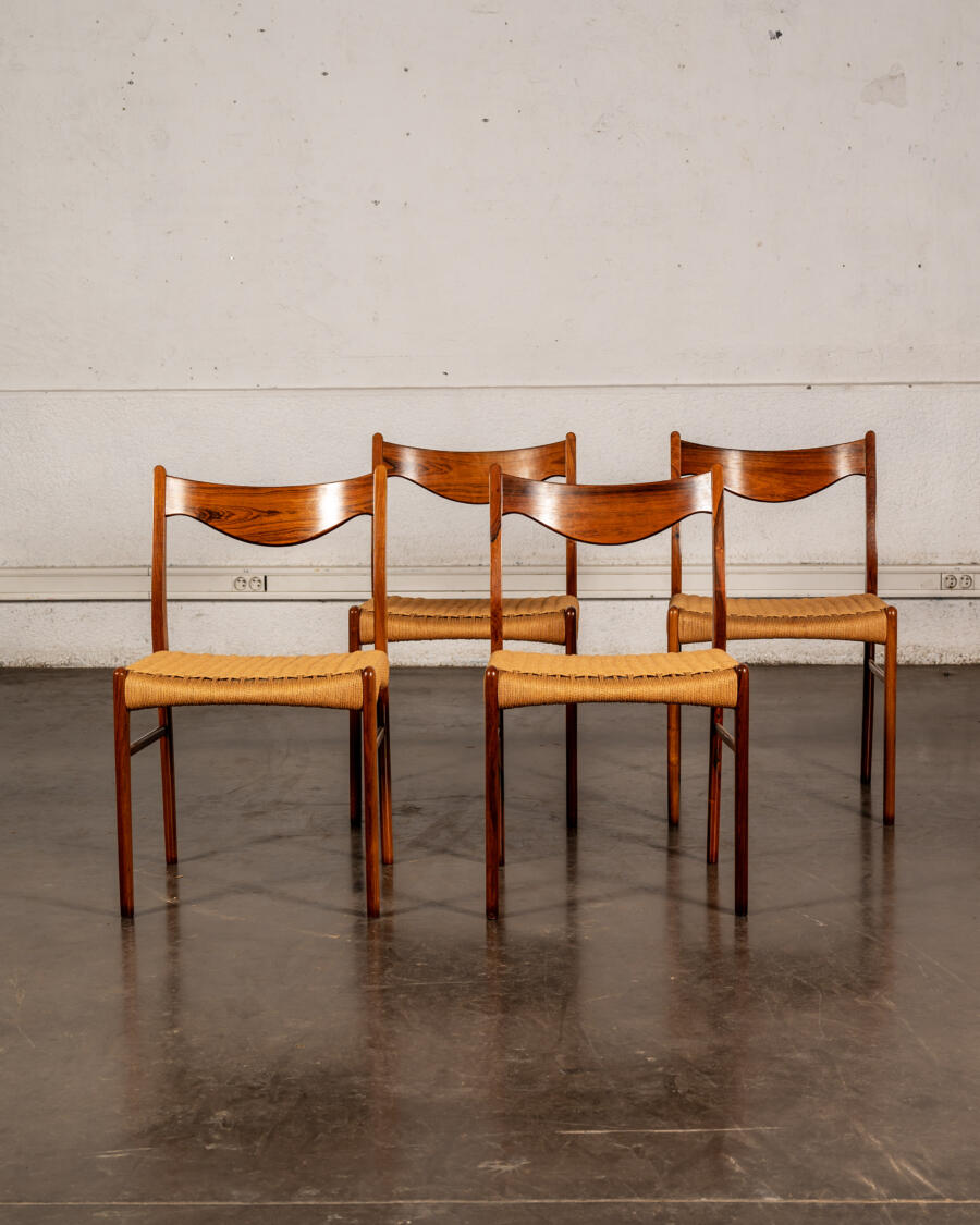 Canapé Arne Vodder, fauteuil Arne Vodder, table à rallonge en palissandre, table vintage, rotin vintage, chaises Arne Wahl Iversen, table basse vintage, fauteuil boomerang, buffet Jiroutek