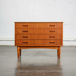 bibliothèque, fauteuil en rotin, buffet de campagne, chaise Bruno rey, bibliothèque Italienne, table à rallonges vintage, fauteuil vintage