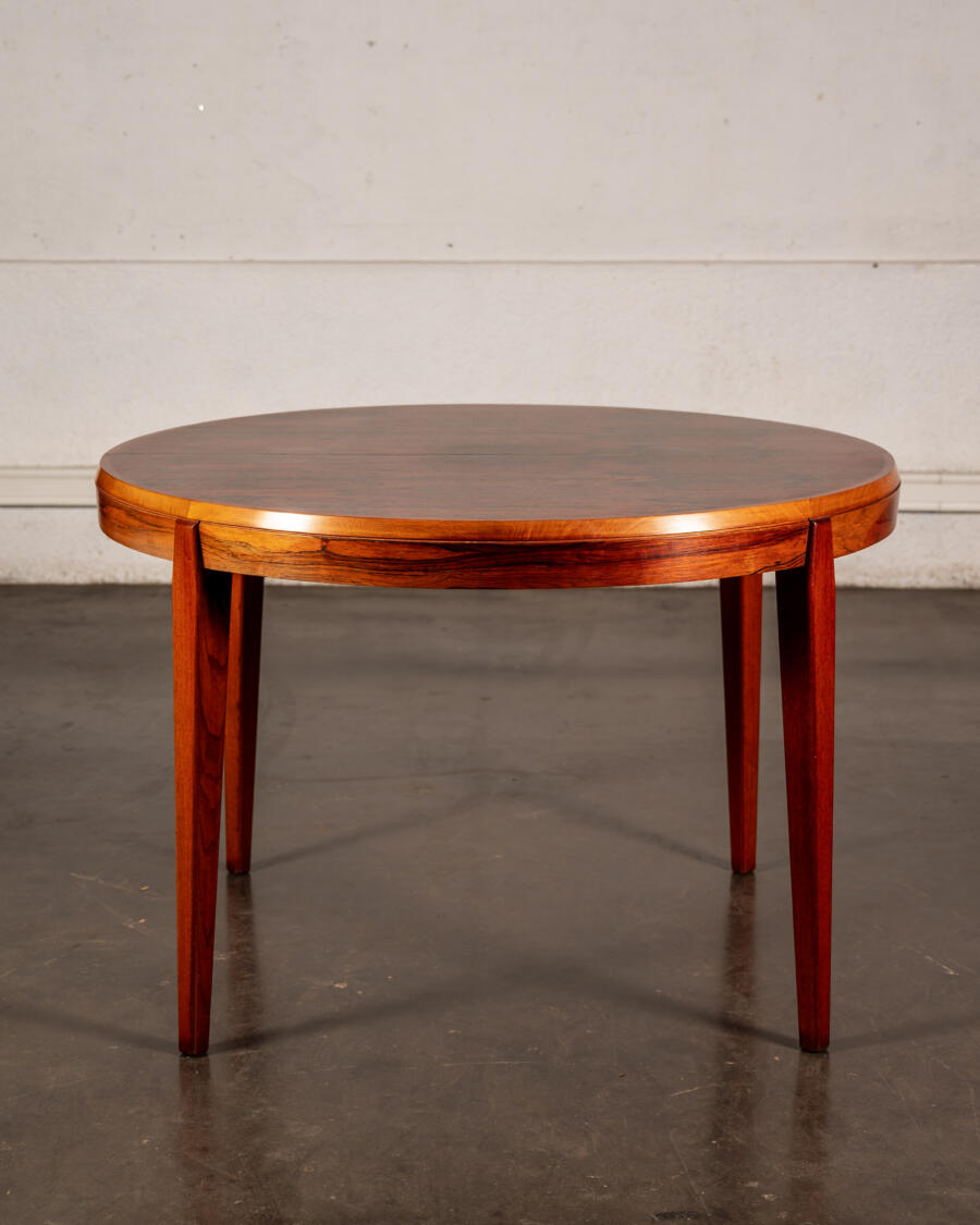 Canapé Arne Vodder, fauteuil Arne Vodder, table à rallonge en palissandre, table vintage, rotin vintage, chaises Arne Wahl Iversen, table basse vintage, fauteuil boomerang, buffet Jiroutek