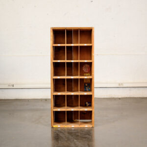 bibliothèque, fauteuil en rotin, buffet de campagne, chaise Bruno rey, bibliothèque Italienne, table à rallonges vintage, fauteuil vintage