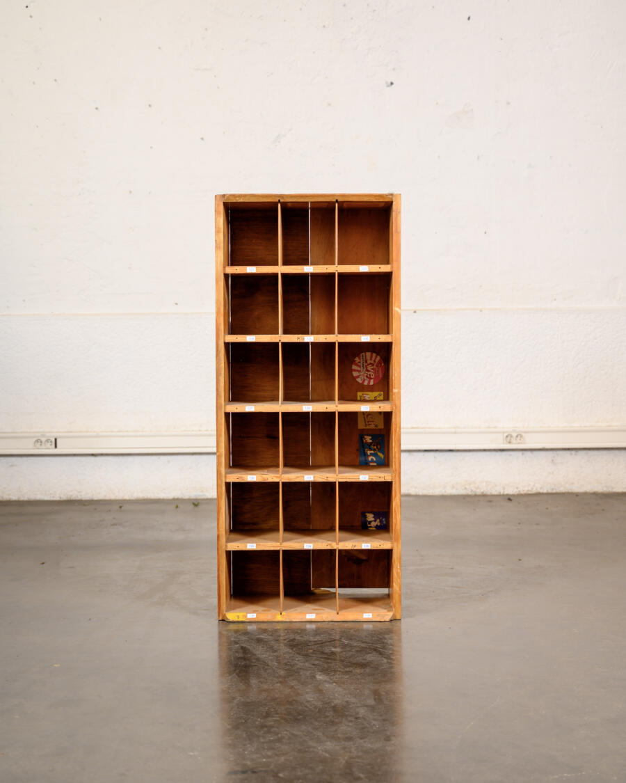 bibliothèque, fauteuil en rotin, buffet de campagne, chaise Bruno rey, bibliothèque Italienne, table à rallonges vintage, fauteuil vintage