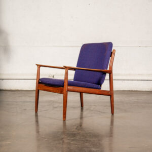 Canapé Arne Vodder, fauteuil Arne Vodder, table à rallonge en palissandre, table vintage, rotin vintage, chaises Arne Wahl Iversen, table basse vintage, fauteuil boomerang, buffet Jiroutek