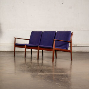 Canapé Arne Vodder, fauteuil Arne Vodder, table à rallonge en palissandre, table vintage, rotin vintage, chaises Arne Wahl Iversen, table basse vintage, fauteuil boomerang, buffet Jiroutek