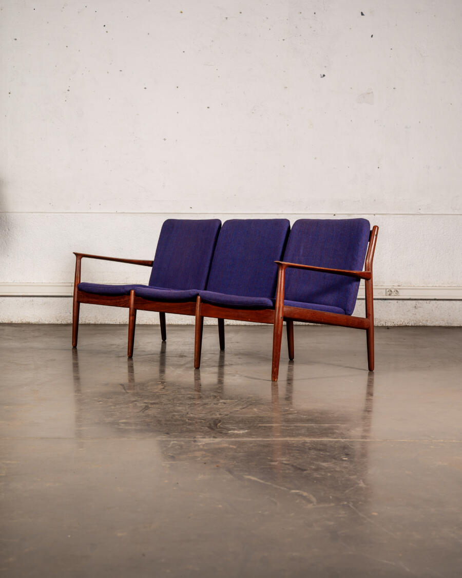 Canapé Arne Vodder, fauteuil Arne Vodder, table à rallonge en palissandre, table vintage, rotin vintage, chaises Arne Wahl Iversen, table basse vintage, fauteuil boomerang, buffet Jiroutek