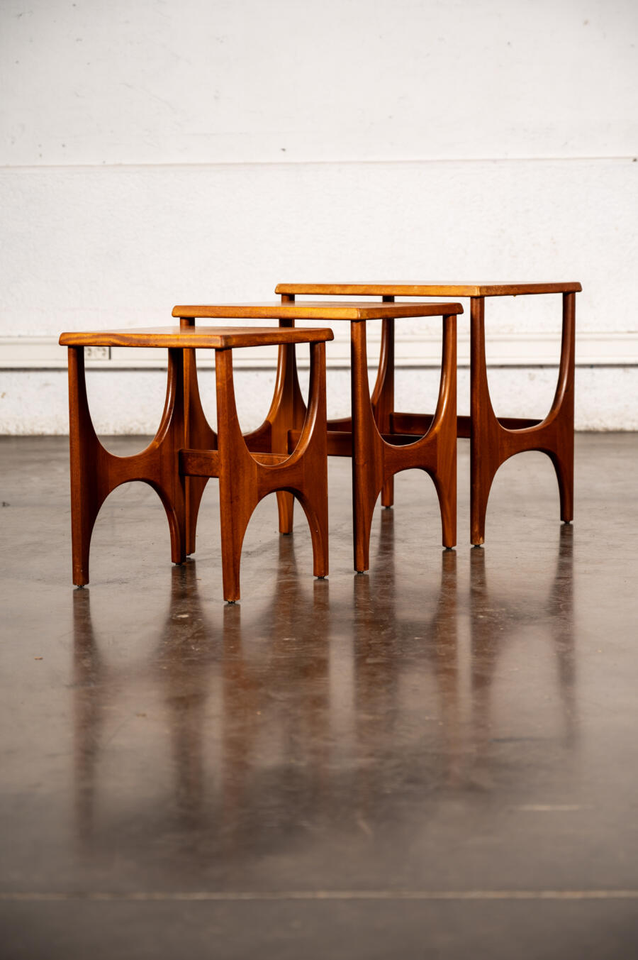 Bibliothèque Italienne, buffet jiroutek, table ergol, enfilade, table en teck, rotin, table basse, table astro , table basses gigognes