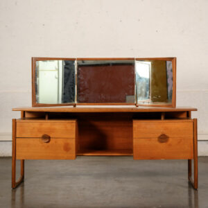 Bibliothèque Italienne, table de jardin, fauteuil italien, buffet de campagne, rotin vintage, bibliothèque en rotin, table basse vintage, table GPlan, chaise bistrot