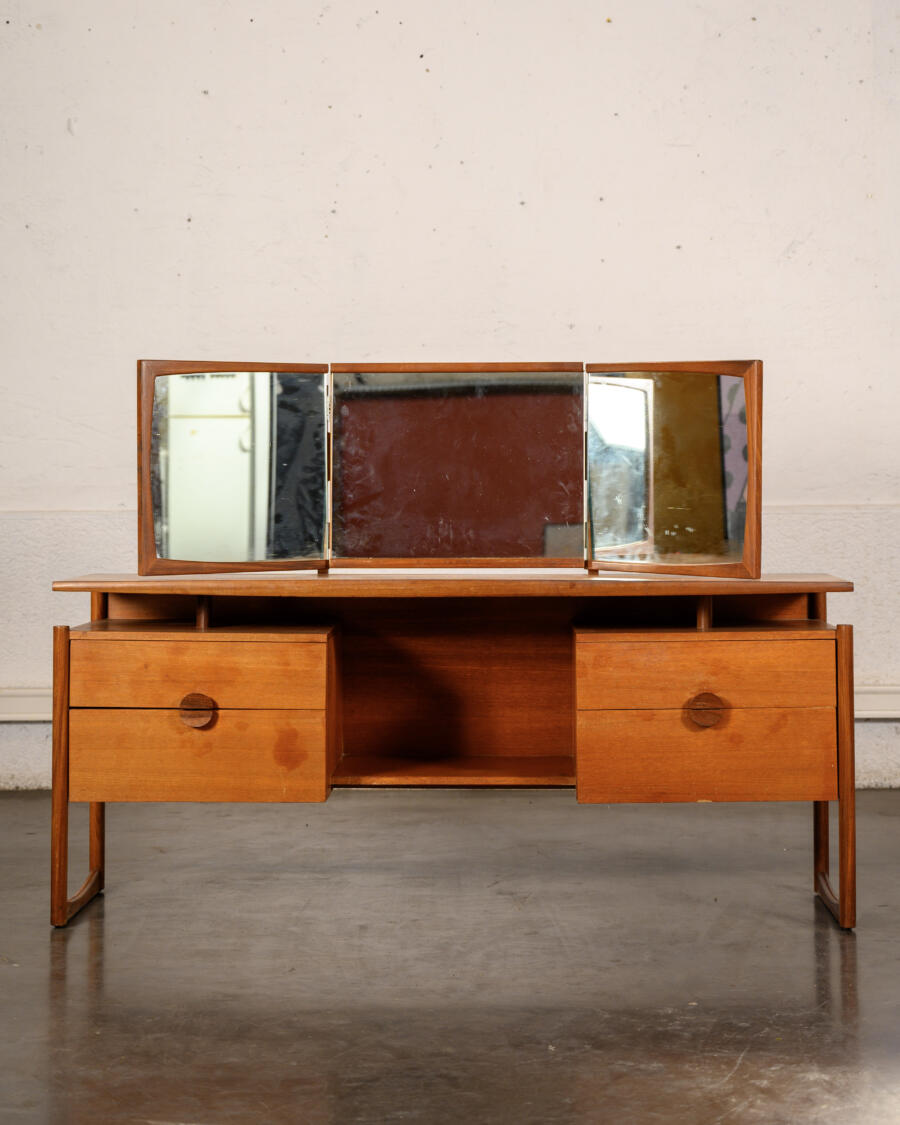 Bibliothèque Italienne, table de jardin, fauteuil italien, buffet de campagne, rotin vintage, bibliothèque en rotin, table basse vintage, table GPlan, chaise bistrot