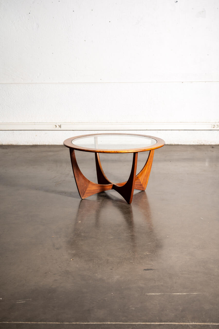 Bibliothèque Italienne, buffet jiroutek, table ergol, enfilade, table en teck, rotin, table basse, table astro , table basses gigognes