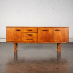 enfilade anglaise, enfilade en teck, bibliothèque Italienne, bibliothèque en rotin, table basse, miroir unguis, buffet jiroutek, table à rallonges