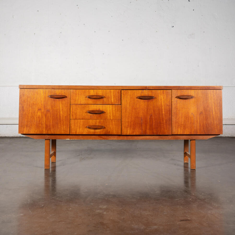 enfilade anglaise, enfilade en teck, bibliothèque Italienne, bibliothèque en rotin, table basse, miroir unguis, buffet jiroutek, table à rallonges