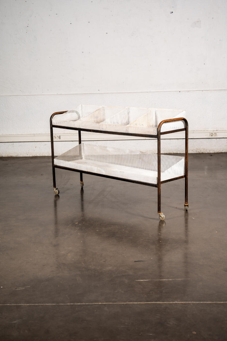 Bibliothèque Italienne, buffet jiroutek, table ergol, enfilade, table en teck, rotin, table basse, table astro , table basses gigognes