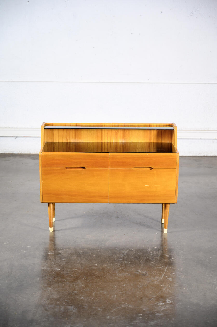 enfilade basse en palissandre, enfilade vintage, rotin vintage, fauteuil boomerang, bureau vintage, claustra, table basse, table ercol, table Gplan