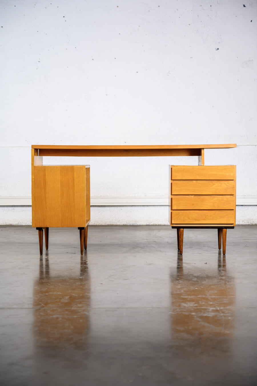 enfilade basse en palissandre, enfilade vintage, rotin vintage, fauteuil boomerang, bureau vintage, claustra, table basse, table ercol, table Gplan