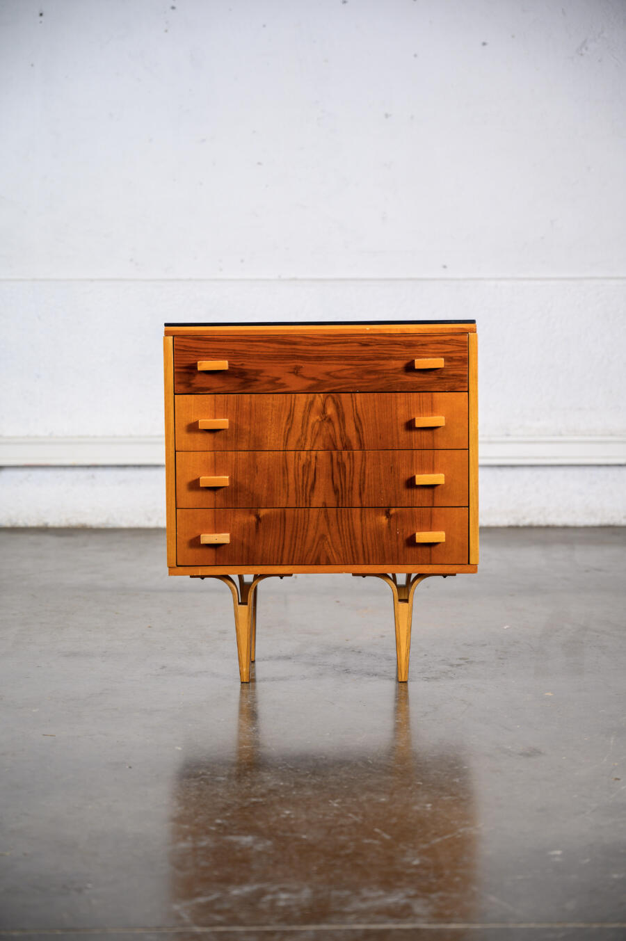 enfilade basse en palissandre, enfilade vintage, rotin vintage, fauteuil boomerang, bureau vintage, claustra, table basse, table ercol, table Gplan