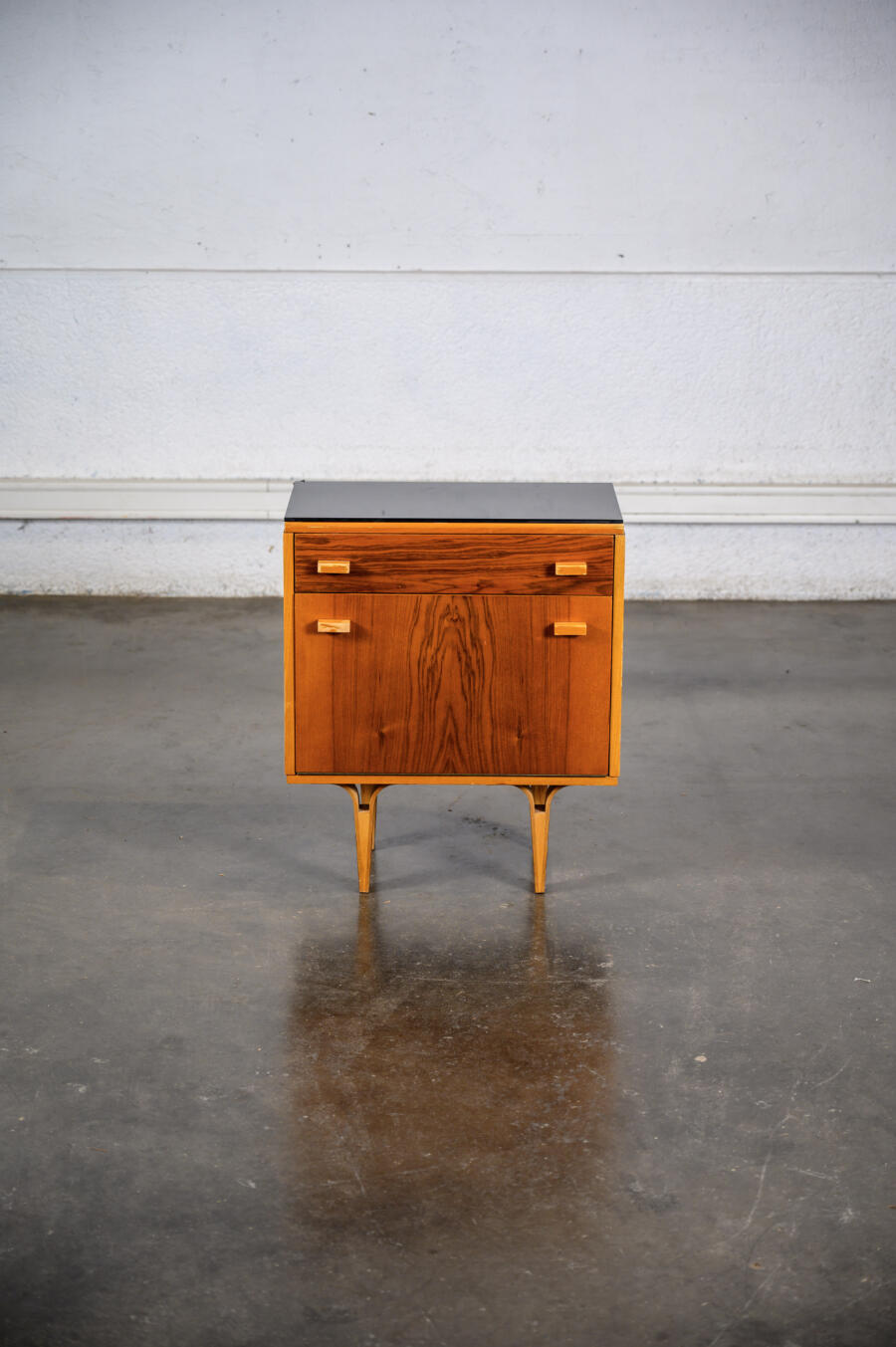 enfilade basse en palissandre, enfilade vintage, rotin vintage, fauteuil boomerang, bureau vintage, claustra, table basse, table ercol, table Gplan