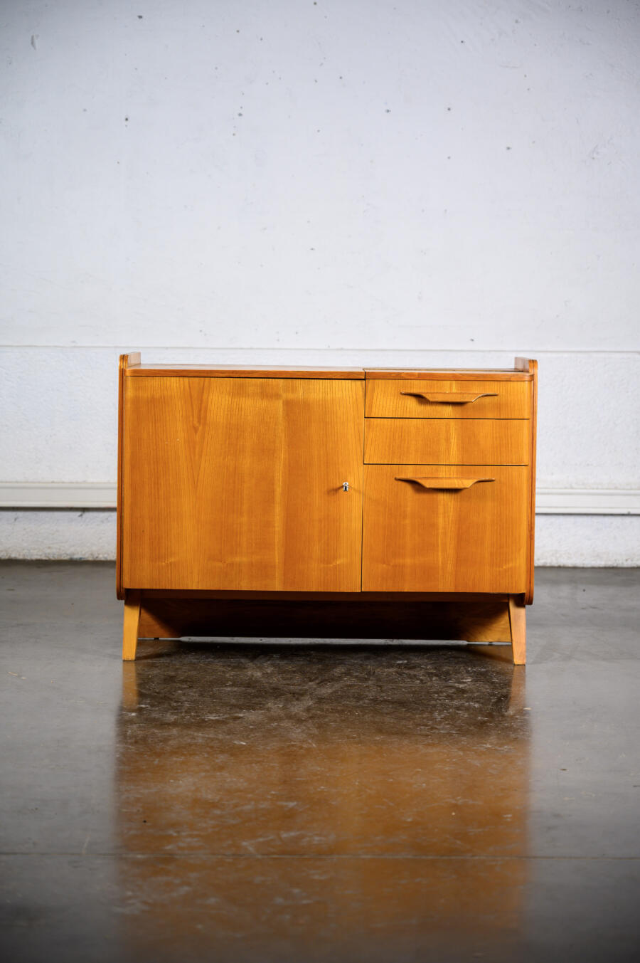 enfilade basse en palissandre, enfilade vintage, rotin vintage, fauteuil boomerang, bureau vintage, claustra, table basse, table ercol, table Gplan