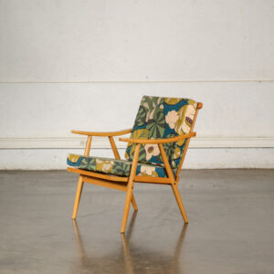 Table ronde vintage, table de campagne, fauteuil vintage, vaisselier,