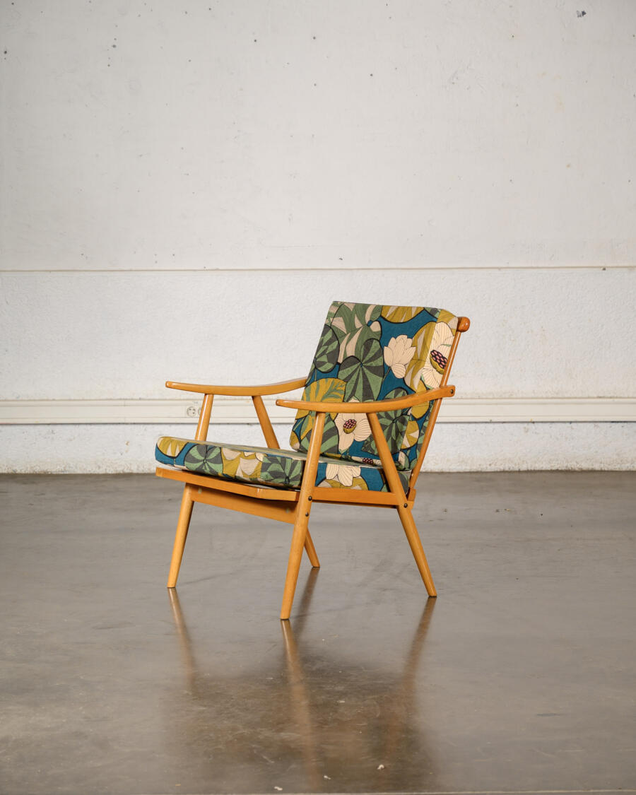 Table ronde vintage, table de campagne, fauteuil vintage, vaisselier,