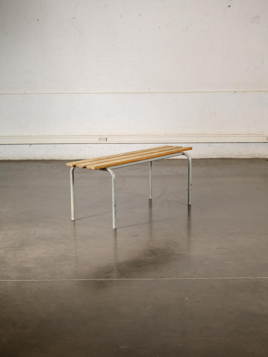 Table ronde vintage, table de campagne, fauteuil vintage, vaisselier, bibliothèque, rotin vintage, enfilade vintage
