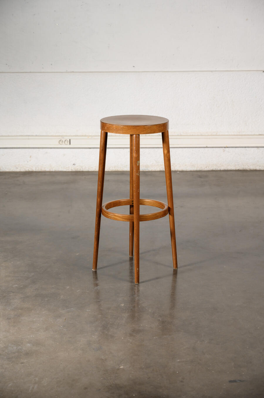 tabouret d'écolier, commode vintage, enfilade, table en teck, table à rallonge, fauteuil vintage, rotin vintage, vaisselle ancienne, mobilier Prisunic, marc Held