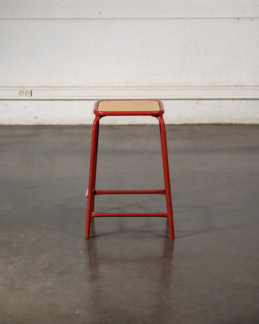 tabouret d'écolier, commode vintage, enfilade, table en teck, table à rallonge, fauteuil vintage, rotin vintage, vaisselle ancienne, mobilier Prisunic, marc Held