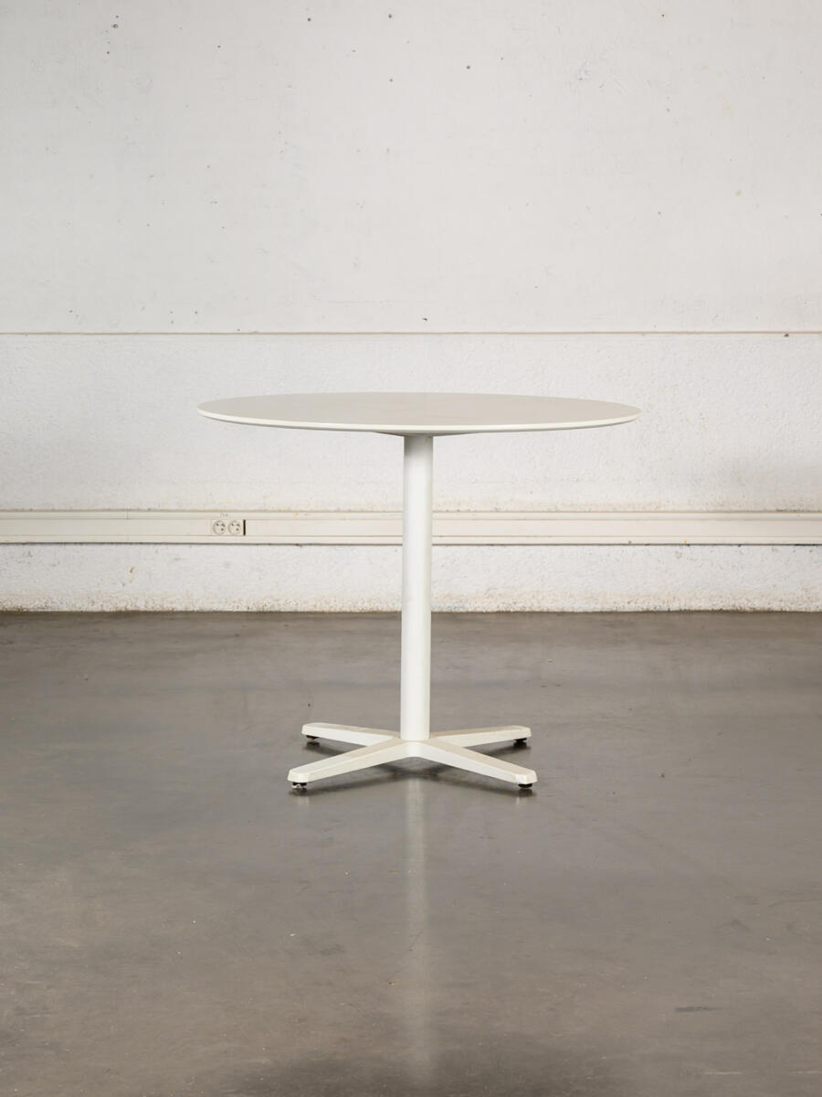 Table ronde vintage, table de campagne, fauteuil vintage, vaisselier, bibliothèque, rotin vintage, enfilade vintage