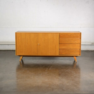 table d'appoint par franciser jirak, enfilade, buffet jiroutek, table jiroutek, chaise bistrot, rotin vintage, vaisselle ancienne