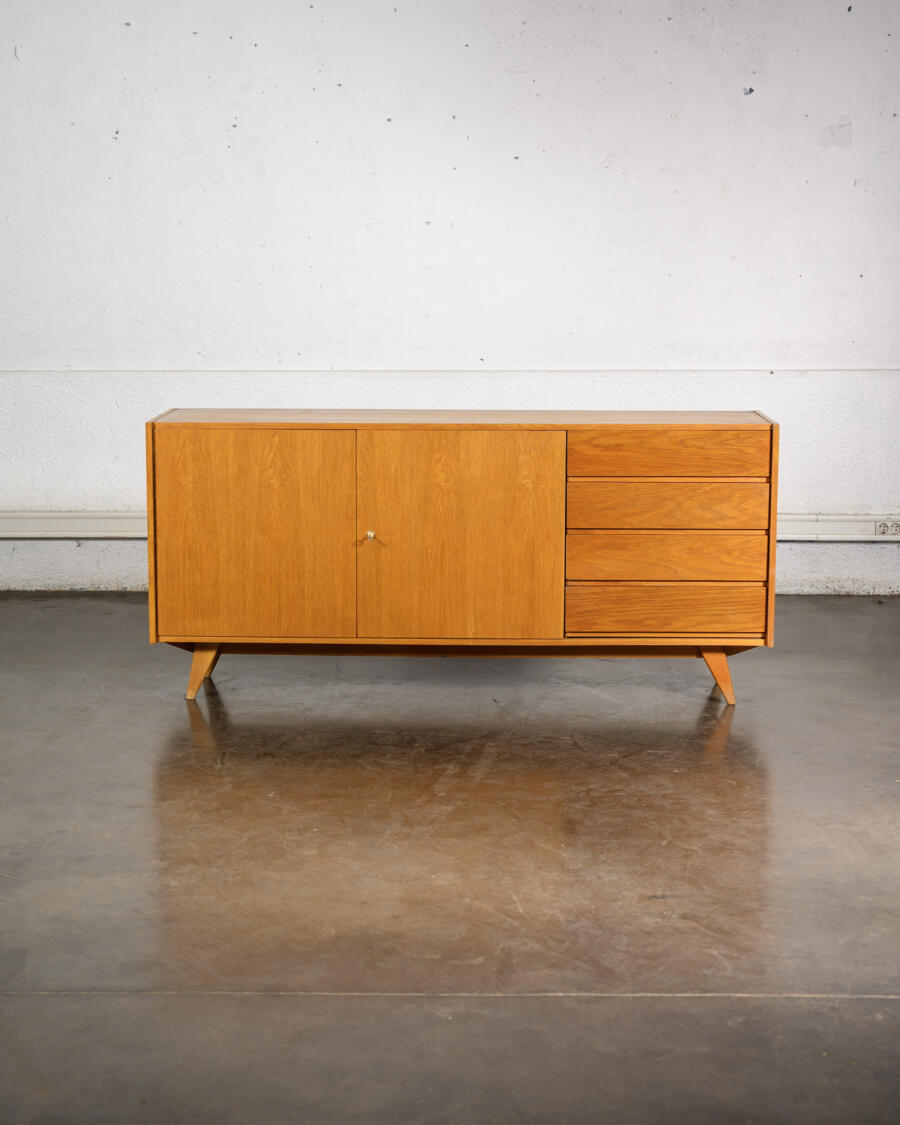 table d'appoint par franciser jirak, enfilade, buffet jiroutek, table jiroutek, chaise bistrot, rotin vintage, vaisselle ancienne