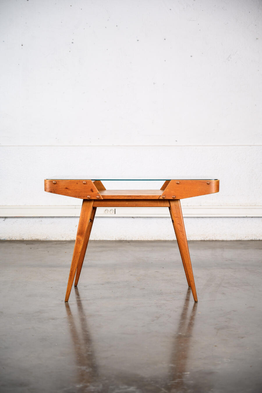 table d'appoint par franciser jirak, enfilade, buffet jiroutek, table jiroutek, chaise bistrot, rotin vintage, vaisselle ancienne