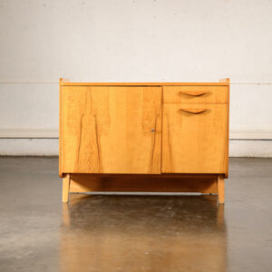 buffet jiroutek, buffet tatra, fauteuil boomerang, enfilade, vaisselle ancienne, chaise bistrot