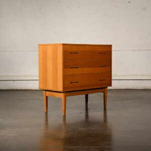 bibliothèque ancienne, bibliothèque italienne, commode pieds compas, rotin vintage, vaisselle ancienne, fauteuil boomerang, meuble jiroutek