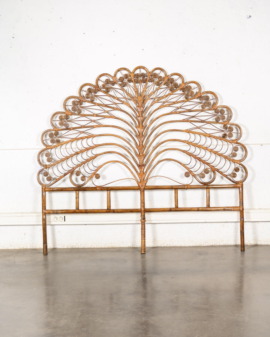 enfilade, meuble jiroutek, rotin vintage, chaise bistrot, fauteuil boomerang, tête de lit peacock